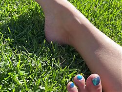 Giorgiafeet shows her beautiful feet enjoying the sun and the interest of men